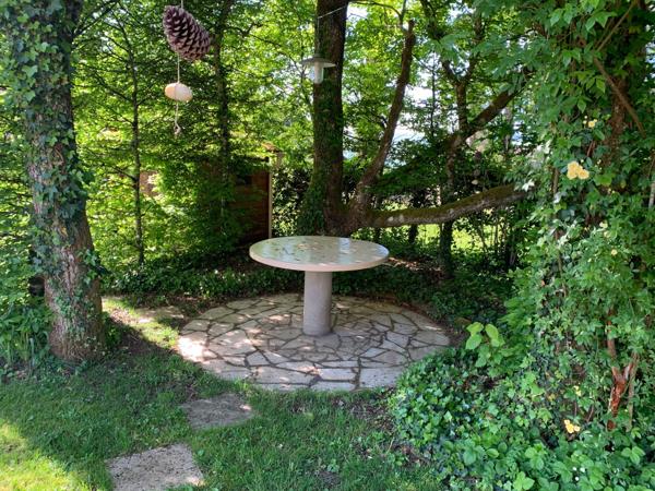 Maison avec double garage et jardin arboré