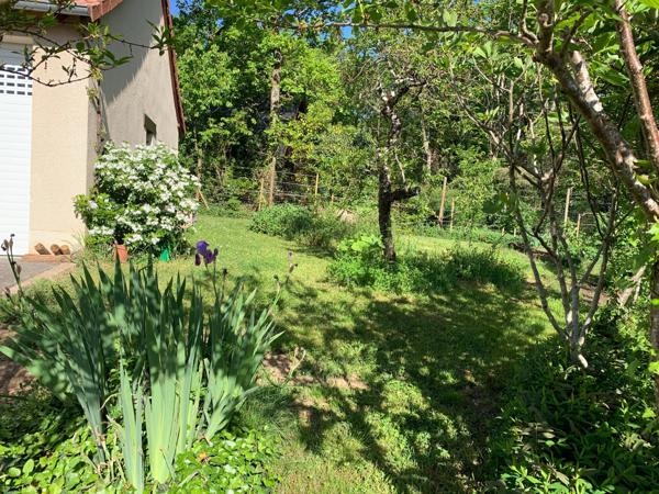Maison avec double garage et jardin arboré