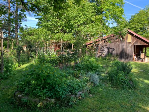 Maison avec double garage et jardin arboré