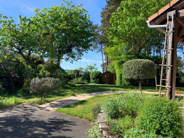 Maison avec double garage et jardin arboré