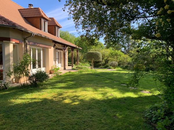 Maison avec double garage et jardin arboré