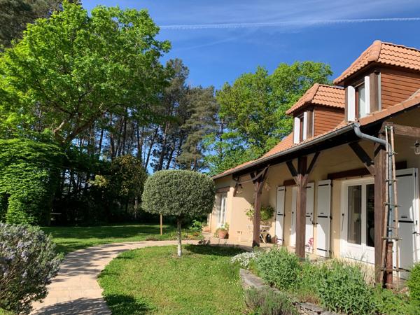 Maison avec double garage et jardin arboré