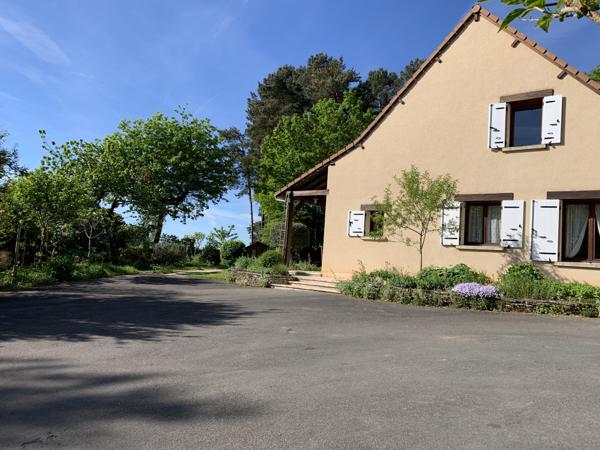 Maison avec double garage et jardin arboré