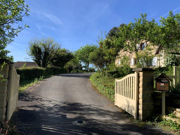Maison avec double garage et jardin arboré