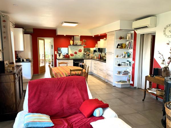 Maison avec double garage et jardin arboré