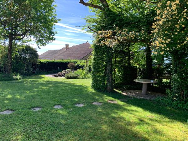 Maison avec double garage et jardin arboré