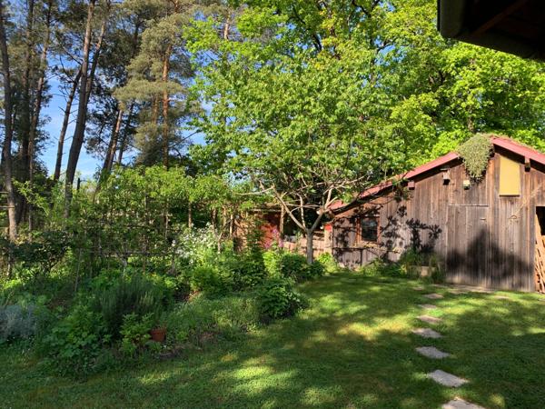 Maison avec double garage et jardin arboré