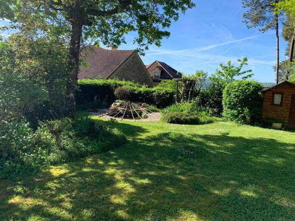 Maison avec double garage et jardin arboré