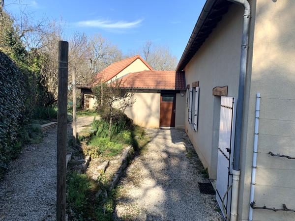 Maison avec double garage et jardin arboré