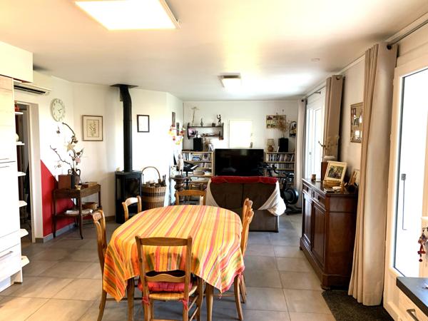 Maison avec double garage et jardin arboré
