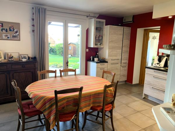 Maison avec double garage et jardin arboré