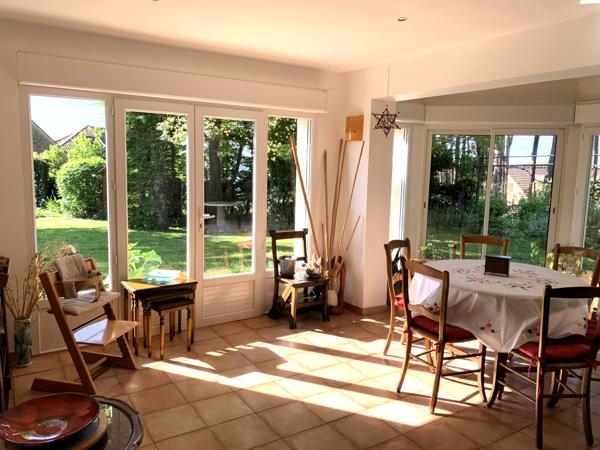 Maison avec double garage et jardin arboré