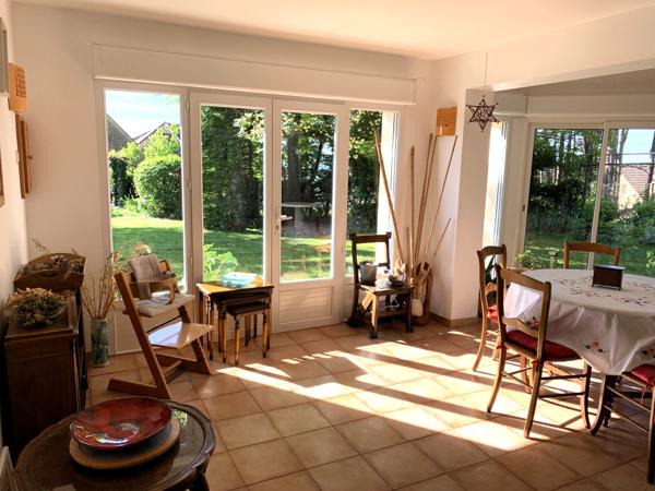 Maison avec double garage et jardin arboré