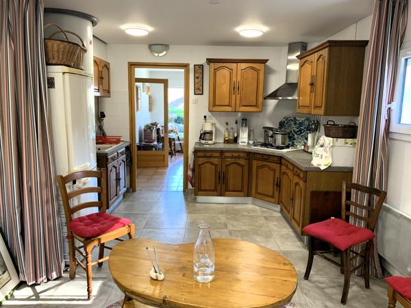 Maison avec double garage et jardin arboré