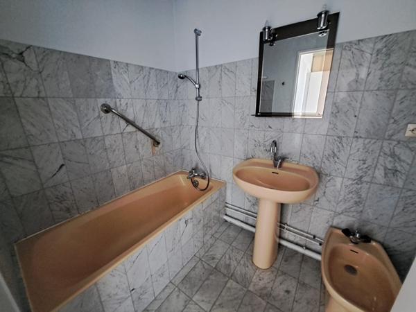 Appartement Mantes La Jolie 3 pièce(s) 64.84 m2, garage en s/sol et cave.