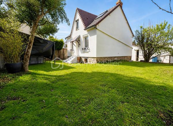 Découvrez cette charmante maison des années 1920, offrant 106 m² habitables répartis sur trois niveaux. Alliant le charme de l'ancien au confort actuel, elle séduira les amateurs d'authenticité grâce à son jardin arboré d'arbres fruitiers et à son vaste garage de 40 m² aménageable, un véritable atout en plein cœur de la ville.

Au rez-de-chaussée, vous profiterez d'un espace de vie chaleureux composé d'un salon, d'une salle à manger avec cheminée, d'une cuisine équipée, d'une salle d'eau et de WC indépendants. L'ensemble offre une ambiance conviviale, idéale pour partager des moments en famille ou entre amis.

À l'étage, un palier dessert une chambre lumineuse, un bureau pouvant être aménagé selon vos besoins (télétravail, chambre d'enfant ou espace de loisirs), ainsi qu'une salle de bains avec WC.

Le sous-sol, entièrement carrelé, accueille deux chambres, dont une avec dressing. Vous y trouverez également une cave, de nombreux espaces de rangement ainsi qu'un point d'eau, offrant un espace fonctionnel et de nombreuses possibilités d'aménagement.

À l'extérieur, le jardin arboré, agrémenté d'arbres fruitiers, constitue un véritable havre de paix pour profiter des beaux jours. Le garage de 40 m² permet de stationner un ou plusieurs véhicules et offre un beau potentiel d'aménagement selon vos projets.

L'emplacement est idéal, à proximité de la gare de Plaisir-Grignon, permettant de rejoindre Paris-Montparnasse en environ 30 minutes, ainsi que du centre commercial Mon Grand Plaisir, des commerces de proximité, des écoles et des principaux axes de circulation.

La maison est en état général satisfaisant et offre une belle base pour un projet de vie. Le chauffage ainsi que la production d'eau chaude sont assurés par une pompe à chaleur air/eau, garantissant un confort appréciable et une consommation énergétique maîtrisée.

Une maison pleine de charme, offrant de beaux volumes, un agréable extérieur et un fort potentiel, idéale pour une famille en quête d'un cadre de vie paisible à proximité de toutes les commodités.
