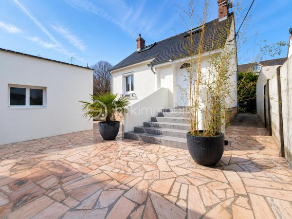 Découvrez cette charmante maison des années 1920, offrant 106 m² habitables répartis sur trois niveaux. Alliant le charme de l'ancien au confort actuel, elle séduira les amateurs d'authenticité grâce à son jardin arboré d'arbres fruitiers et à son vaste garage de 40 m² aménageable, un véritable atout en plein cœur de la ville.

Au rez-de-chaussée, vous profiterez d'un espace de vie chaleureux composé d'un salon, d'une salle à manger avec cheminée, d'une cuisine équipée, d'une salle d'eau et de WC indépendants. L'ensemble offre une ambiance conviviale, idéale pour partager des moments en famille ou entre amis.

À l'étage, un palier dessert une chambre lumineuse, un bureau pouvant être aménagé selon vos besoins (télétravail, chambre d'enfant ou espace de loisirs), ainsi qu'une salle de bains avec WC.

Le sous-sol, entièrement carrelé, accueille deux chambres, dont une avec dressing. Vous y trouverez également une cave, de nombreux espaces de rangement ainsi qu'un point d'eau, offrant un espace fonctionnel et de nombreuses possibilités d'aménagement.

À l'extérieur, le jardin arboré, agrémenté d'arbres fruitiers, constitue un véritable havre de paix pour profiter des beaux jours. Le garage de 40 m² permet de stationner un ou plusieurs véhicules et offre un beau potentiel d'aménagement selon vos projets.

L'emplacement est idéal, à proximité de la gare de Plaisir-Grignon, permettant de rejoindre Paris-Montparnasse en environ 30 minutes, ainsi que du centre commercial Mon Grand Plaisir, des commerces de proximité, des écoles et des principaux axes de circulation.

La maison est en état général satisfaisant et offre une belle base pour un projet de vie. Le chauffage ainsi que la production d'eau chaude sont assurés par une pompe à chaleur air/eau, garantissant un confort appréciable et une consommation énergétique maîtrisée.

Une maison pleine de charme, offrant de beaux volumes, un agréable extérieur et un fort potentiel, idéale pour une famille en quête d'un cadre de vie paisible à proximité de toutes les commodités.