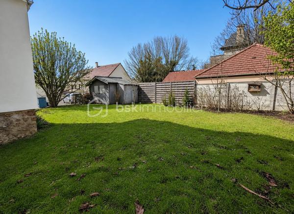 Découvrez cette charmante maison des années 1920, offrant 106 m² habitables répartis sur trois niveaux. Alliant le charme de l'ancien au confort actuel, elle séduira les amateurs d'authenticité grâce à son jardin arboré d'arbres fruitiers et à son vaste garage de 40 m² aménageable, un véritable atout en plein cœur de la ville.

Au rez-de-chaussée, vous profiterez d'un espace de vie chaleureux composé d'un salon, d'une salle à manger avec cheminée, d'une cuisine équipée, d'une salle d'eau et de WC indépendants. L'ensemble offre une ambiance conviviale, idéale pour partager des moments en famille ou entre amis.

À l'étage, un palier dessert une chambre lumineuse, un bureau pouvant être aménagé selon vos besoins (télétravail, chambre d'enfant ou espace de loisirs), ainsi qu'une salle de bains avec WC.

Le sous-sol, entièrement carrelé, accueille deux chambres, dont une avec dressing. Vous y trouverez également une cave, de nombreux espaces de rangement ainsi qu'un point d'eau, offrant un espace fonctionnel et de nombreuses possibilités d'aménagement.

À l'extérieur, le jardin arboré, agrémenté d'arbres fruitiers, constitue un véritable havre de paix pour profiter des beaux jours. Le garage de 40 m² permet de stationner un ou plusieurs véhicules et offre un beau potentiel d'aménagement selon vos projets.

L'emplacement est idéal, à proximité de la gare de Plaisir-Grignon, permettant de rejoindre Paris-Montparnasse en environ 30 minutes, ainsi que du centre commercial Mon Grand Plaisir, des commerces de proximité, des écoles et des principaux axes de circulation.

La maison est en état général satisfaisant et offre une belle base pour un projet de vie. Le chauffage ainsi que la production d'eau chaude sont assurés par une pompe à chaleur air/eau, garantissant un confort appréciable et une consommation énergétique maîtrisée.

Une maison pleine de charme, offrant de beaux volumes, un agréable extérieur et un fort potentiel, idéale pour une famille en quête d'un cadre de vie paisible à proximité de toutes les commodités.