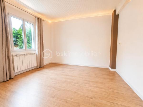 Découvrez cette charmante maison des années 1920, offrant 106 m² habitables répartis sur trois niveaux. Alliant le charme de l'ancien au confort actuel, elle séduira les amateurs d'authenticité grâce à son jardin arboré d'arbres fruitiers et à son vaste garage de 40 m² aménageable, un véritable atout en plein cœur de la ville.

Au rez-de-chaussée, vous profiterez d'un espace de vie chaleureux composé d'un salon, d'une salle à manger avec cheminée, d'une cuisine équipée, d'une salle d'eau et de WC indépendants. L'ensemble offre une ambiance conviviale, idéale pour partager des moments en famille ou entre amis.

À l'étage, un palier dessert une chambre lumineuse, un bureau pouvant être aménagé selon vos besoins (télétravail, chambre d'enfant ou espace de loisirs), ainsi qu'une salle de bains avec WC.

Le sous-sol, entièrement carrelé, accueille deux chambres, dont une avec dressing. Vous y trouverez également une cave, de nombreux espaces de rangement ainsi qu'un point d'eau, offrant un espace fonctionnel et de nombreuses possibilités d'aménagement.

À l'extérieur, le jardin arboré, agrémenté d'arbres fruitiers, constitue un véritable havre de paix pour profiter des beaux jours. Le garage de 40 m² permet de stationner un ou plusieurs véhicules et offre un beau potentiel d'aménagement selon vos projets.

L'emplacement est idéal, à proximité de la gare de Plaisir-Grignon, permettant de rejoindre Paris-Montparnasse en environ 30 minutes, ainsi que du centre commercial Mon Grand Plaisir, des commerces de proximité, des écoles et des principaux axes de circulation.

La maison est en état général satisfaisant et offre une belle base pour un projet de vie. Le chauffage ainsi que la production d'eau chaude sont assurés par une pompe à chaleur air/eau, garantissant un confort appréciable et une consommation énergétique maîtrisée.

Une maison pleine de charme, offrant de beaux volumes, un agréable extérieur et un fort potentiel, idéale pour une famille en quête d'un cadre de vie paisible à proximité de toutes les commodités.