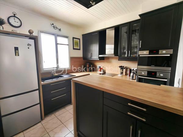Découvrez cette charmante maison des années 1920, offrant 106 m² habitables répartis sur trois niveaux. Alliant le charme de l'ancien au confort actuel, elle séduira les amateurs d'authenticité grâce à son jardin arboré d'arbres fruitiers et à son vaste garage de 40 m² aménageable, un véritable atout en plein cœur de la ville.

Au rez-de-chaussée, vous profiterez d'un espace de vie chaleureux composé d'un salon, d'une salle à manger avec cheminée, d'une cuisine équipée, d'une salle d'eau et de WC indépendants. L'ensemble offre une ambiance conviviale, idéale pour partager des moments en famille ou entre amis.

À l'étage, un palier dessert une chambre lumineuse, un bureau pouvant être aménagé selon vos besoins (télétravail, chambre d'enfant ou espace de loisirs), ainsi qu'une salle de bains avec WC.

Le sous-sol, entièrement carrelé, accueille deux chambres, dont une avec dressing. Vous y trouverez également une cave, de nombreux espaces de rangement ainsi qu'un point d'eau, offrant un espace fonctionnel et de nombreuses possibilités d'aménagement.

À l'extérieur, le jardin arboré, agrémenté d'arbres fruitiers, constitue un véritable havre de paix pour profiter des beaux jours. Le garage de 40 m² permet de stationner un ou plusieurs véhicules et offre un beau potentiel d'aménagement selon vos projets.

L'emplacement est idéal, à proximité de la gare de Plaisir-Grignon, permettant de rejoindre Paris-Montparnasse en environ 30 minutes, ainsi que du centre commercial Mon Grand Plaisir, des commerces de proximité, des écoles et des principaux axes de circulation.

La maison est en état général satisfaisant et offre une belle base pour un projet de vie. Le chauffage ainsi que la production d'eau chaude sont assurés par une pompe à chaleur air/eau, garantissant un confort appréciable et une consommation énergétique maîtrisée.

Une maison pleine de charme, offrant de beaux volumes, un agréable extérieur et un fort potentiel, idéale pour une famille en quête d'un cadre de vie paisible à proximité de toutes les commodités.