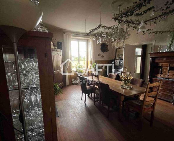 MAISON FAMILIALE avec dépendances édifiée sur un terrain arboré