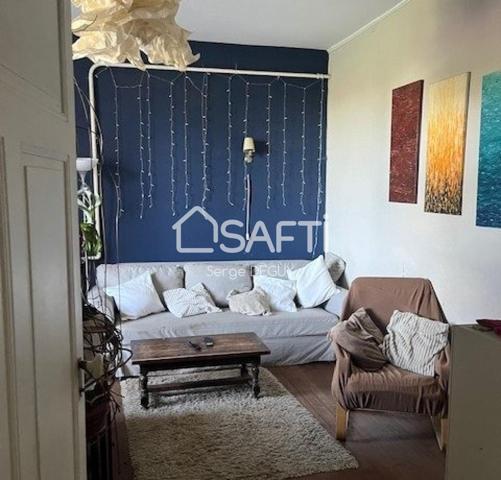 MAISON FAMILIALE avec dépendances édifiée sur un terrain arboré