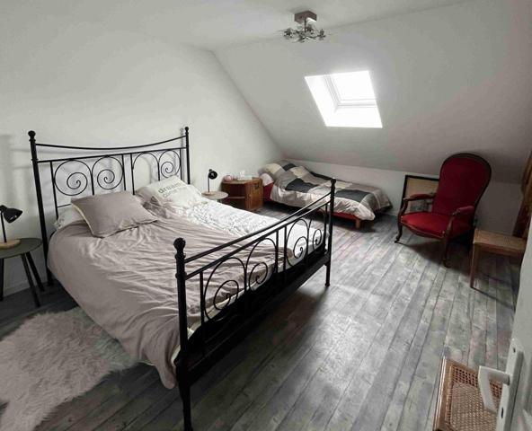 MAISON FAMILIALE avec dépendances édifiée sur un terrain arboré