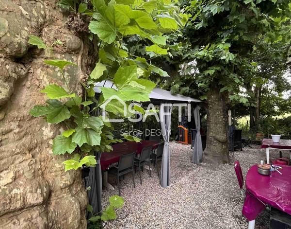 MAISON FAMILIALE avec dépendances édifiée sur un terrain arboré