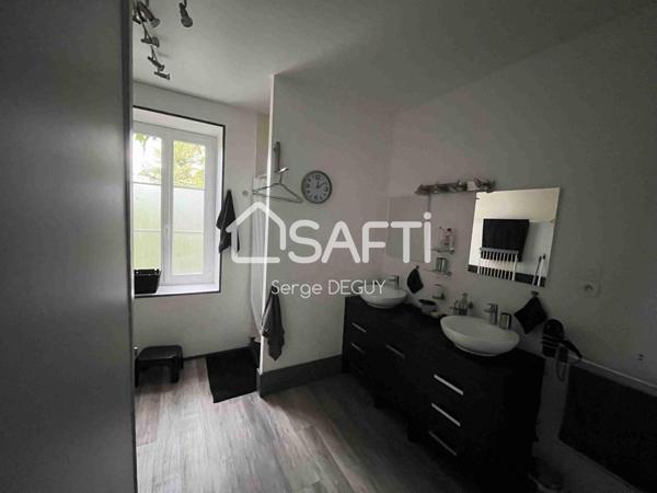 MAISON FAMILIALE avec dépendances édifiée sur un terrain arboré