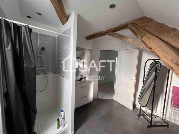 MAISON FAMILIALE avec dépendances édifiée sur un terrain arboré