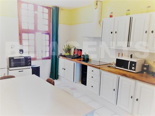 Maison de village d'environ 180  m² avec terrasse et garage