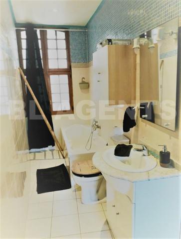 Maison de village d'environ 180  m² avec terrasse et garage