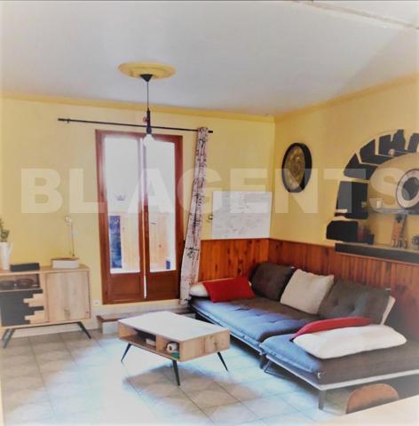 Maison de village d'environ 180  m² avec terrasse et garage