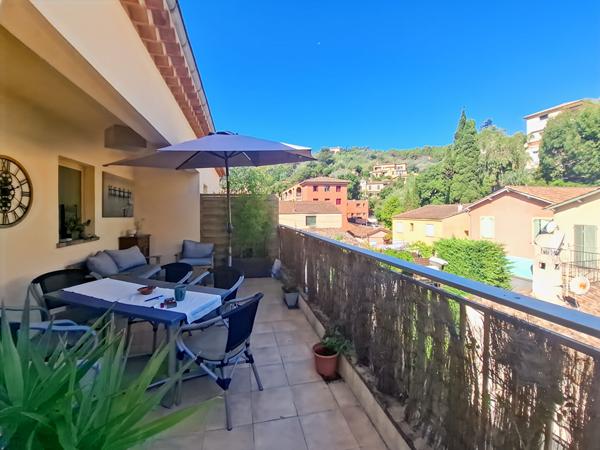 Rare - Centre ville de Theoule Sur Mer - Immeuble 593m² comprenant locaux d'habitation, locaux commerciaux et sous sols.