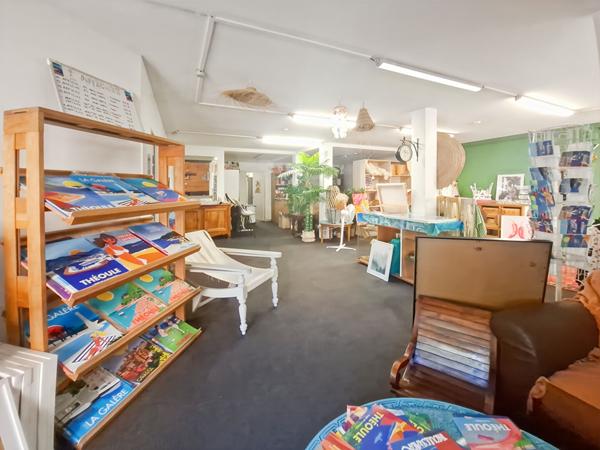 Rare - Centre ville de Theoule Sur Mer - Immeuble 593m² comprenant locaux d'habitation, locaux commerciaux et sous sols.