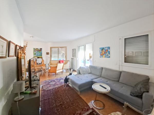 Rare - Centre ville de Theoule Sur Mer - Immeuble 593m² comprenant locaux d'habitation, locaux commerciaux et sous sols.