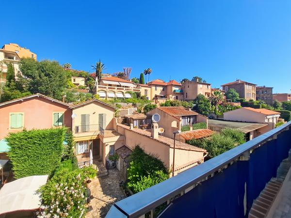 Rare - Centre ville de Theoule Sur Mer - Immeuble 593m² comprenant locaux d'habitation, locaux commerciaux et sous sols.