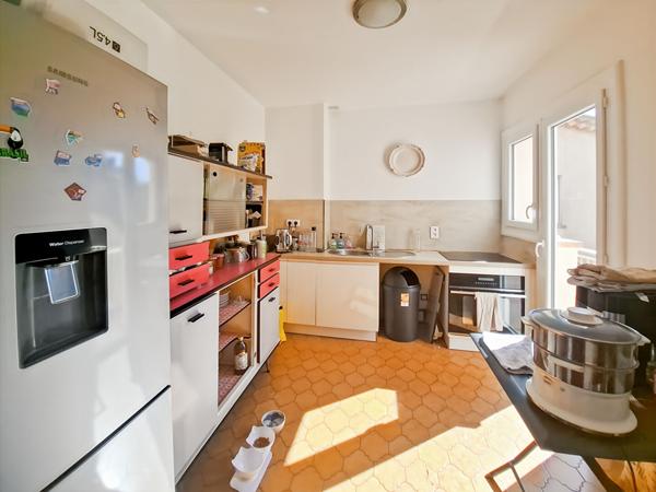 Rare - Centre ville de Theoule Sur Mer - Immeuble 593m² comprenant locaux d'habitation, locaux commerciaux et sous sols.