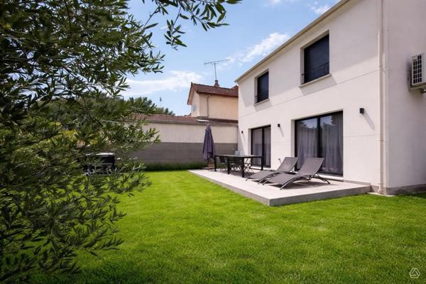 Maison
         4 pièces
        - 88 m² 389 000 € *