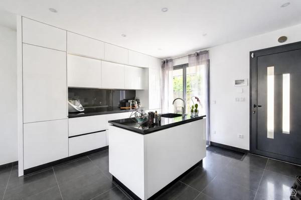 Maison
         4 pièces
        - 88 m² 389 000 € *