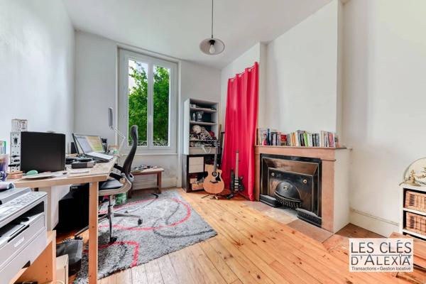 T2 bis 45,67 m² traversant / Garage box / Rez-de-jardin
