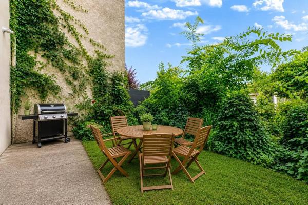 T2 bis 45,67 m² traversant / Garage box / Rez-de-jardin