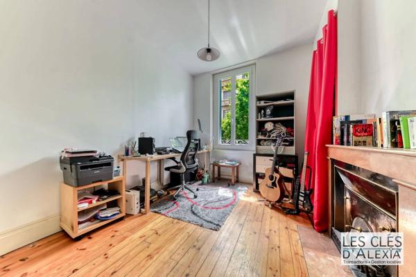 T2 bis 45,67 m² traversant / Garage box / Rez-de-jardin