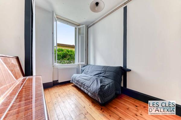 T2 bis 45,67 m² traversant / Garage box / Rez-de-jardin