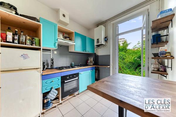 T2 bis 45,67 m² traversant / Garage box / Rez-de-jardin