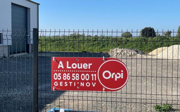 Stationnement à louer    150 m2 Le Gua