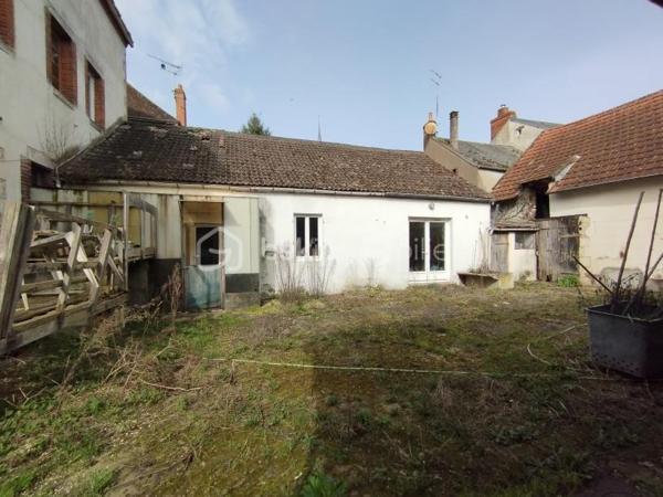 A OUZOUER SUR TREZEE 45250 : A découvrir sans tarder Ancien bar restaurant hôtel 236 m² avec dépendances situé dans le centre du village avec proximité des commerces et école.
La maison propose de beaux volume offrant de nombreuses possibilités d'aménagement selon vos envies. 
IDEAL : Projet de gite, grande famille, investisseur ou activité indépendante. 
BATIMENT PRINCIPALE : 236 m² environ.
DE PLAIN PIED: Espace bar, WC, deux salles de restaurant , espace cuisine disposant d'une sortie de service sur la cour arrière. 
A l'étage: Palier desservant quatre chambres, bureau, salle de bain avec buanderie, WC indépendant.
Accès au grenier avec combles aménageable.
BATIMENTS SECONDAIRE:
Plusieurs bâtiments offrant un fort potentiel.
-Grange avec garage, 
- dépendance avec sanitaire ( douche, WC indépendant .)
-Le petit plus ! maison indépendante à réhabilitée complète ce bien offrant un logement supplémentaire ou une opportunité de location.
A L'EXTERIEUR:  
- une cave, 
- une cour .
Le tout est implanté sur une parcelle d'environ  613 m² clôturée de mur et accessible par un portail. 
Chauffage électrique et double vitrage bois et PVC.
Raccordement au tout à l'égout.
Bien entièrement à rénover offrant un fort potentiel.
Toiture rénovée en 1995. 
Pour plus de renseignements n'hésitez pas à me contacter.