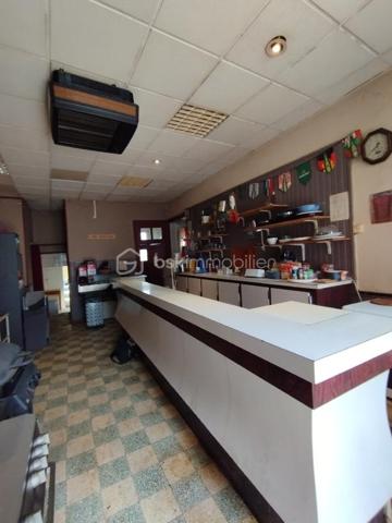 A OUZOUER SUR TREZEE 45250 : A découvrir sans tarder Ancien bar restaurant hôtel 236 m² avec dépendances situé dans le centre du village avec proximité des commerces et école.
La maison propose de beaux volume offrant de nombreuses possibilités d'aménagement selon vos envies. 
IDEAL : Projet de gite, grande famille, investisseur ou activité indépendante. 
BATIMENT PRINCIPALE : 236 m² environ.
DE PLAIN PIED: Espace bar, WC, deux salles de restaurant , espace cuisine disposant d'une sortie de service sur la cour arrière. 
A l'étage: Palier desservant quatre chambres, bureau, salle de bain avec buanderie, WC indépendant.
Accès au grenier avec combles aménageable.
BATIMENTS SECONDAIRE:
Plusieurs bâtiments offrant un fort potentiel.
-Grange avec garage, 
- dépendance avec sanitaire ( douche, WC indépendant .)
-Le petit plus ! maison indépendante à réhabilitée complète ce bien offrant un logement supplémentaire ou une opportunité de location.
A L'EXTERIEUR:  
- une cave, 
- une cour .
Le tout est implanté sur une parcelle d'environ  613 m² clôturée de mur et accessible par un portail. 
Chauffage électrique et double vitrage bois et PVC.
Raccordement au tout à l'égout.
Bien entièrement à rénover offrant un fort potentiel.
Toiture rénovée en 1995. 
Pour plus de renseignements n'hésitez pas à me contacter.