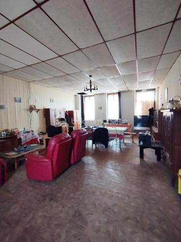 A OUZOUER SUR TREZEE 45250 : A découvrir sans tarder Ancien bar restaurant hôtel 236 m² avec dépendances situé dans le centre du village avec proximité des commerces et école.
La maison propose de beaux volume offrant de nombreuses possibilités d'aménagement selon vos envies. 
IDEAL : Projet de gite, grande famille, investisseur ou activité indépendante. 
BATIMENT PRINCIPALE : 236 m² environ.
DE PLAIN PIED: Espace bar, WC, deux salles de restaurant , espace cuisine disposant d'une sortie de service sur la cour arrière. 
A l'étage: Palier desservant quatre chambres, bureau, salle de bain avec buanderie, WC indépendant.
Accès au grenier avec combles aménageable.
BATIMENTS SECONDAIRE:
Plusieurs bâtiments offrant un fort potentiel.
-Grange avec garage, 
- dépendance avec sanitaire ( douche, WC indépendant .)
-Le petit plus ! maison indépendante à réhabilitée complète ce bien offrant un logement supplémentaire ou une opportunité de location.
A L'EXTERIEUR:  
- une cave, 
- une cour .
Le tout est implanté sur une parcelle d'environ  613 m² clôturée de mur et accessible par un portail. 
Chauffage électrique et double vitrage bois et PVC.
Raccordement au tout à l'égout.
Bien entièrement à rénover offrant un fort potentiel.
Toiture rénovée en 1995. 
Pour plus de renseignements n'hésitez pas à me contacter.