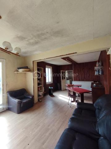 A OUZOUER SUR TREZEE 45250 : A découvrir sans tarder Ancien bar restaurant hôtel 236 m² avec dépendances situé dans le centre du village avec proximité des commerces et école.
La maison propose de beaux volume offrant de nombreuses possibilités d'aménagement selon vos envies. 
IDEAL : Projet de gite, grande famille, investisseur ou activité indépendante. 
BATIMENT PRINCIPALE : 236 m² environ.
DE PLAIN PIED: Espace bar, WC, deux salles de restaurant , espace cuisine disposant d'une sortie de service sur la cour arrière. 
A l'étage: Palier desservant quatre chambres, bureau, salle de bain avec buanderie, WC indépendant.
Accès au grenier avec combles aménageable.
BATIMENTS SECONDAIRE:
Plusieurs bâtiments offrant un fort potentiel.
-Grange avec garage, 
- dépendance avec sanitaire ( douche, WC indépendant .)
-Le petit plus ! maison indépendante à réhabilitée complète ce bien offrant un logement supplémentaire ou une opportunité de location.
A L'EXTERIEUR:  
- une cave, 
- une cour .
Le tout est implanté sur une parcelle d'environ  613 m² clôturée de mur et accessible par un portail. 
Chauffage électrique et double vitrage bois et PVC.
Raccordement au tout à l'égout.
Bien entièrement à rénover offrant un fort potentiel.
Toiture rénovée en 1995. 
Pour plus de renseignements n'hésitez pas à me contacter.